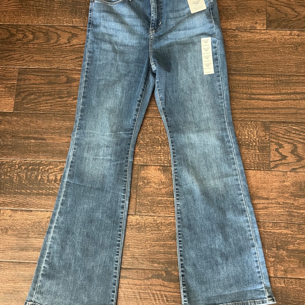 NWT NEW SIGNATURE GOLD
LEVI STRAUSS Stretch high waist slimming
8M I W29 L32
